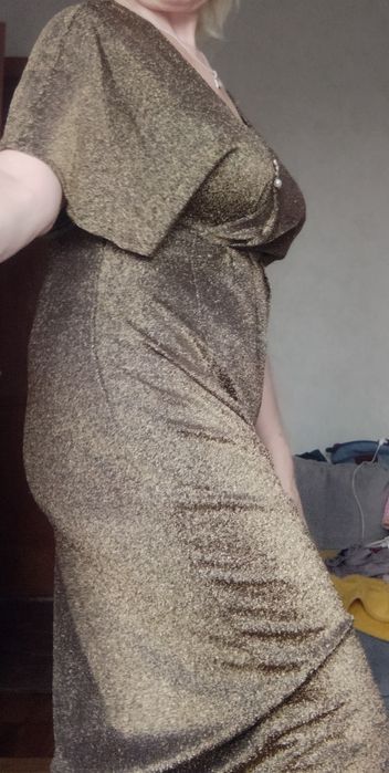 Новое красивое вечернее платье из струящегося материала, цвета золота