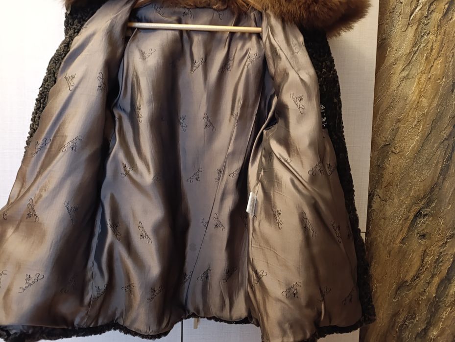 Шуба з каракулю коротка