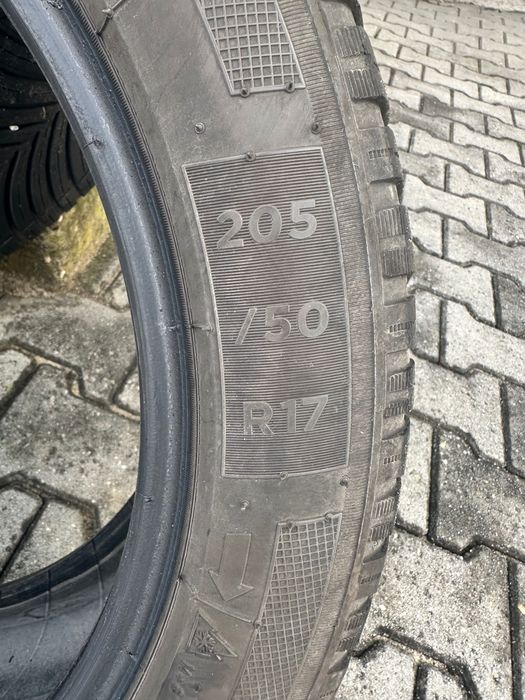 Używane opony wielosezonowe Continental - stan bardzo dobry.