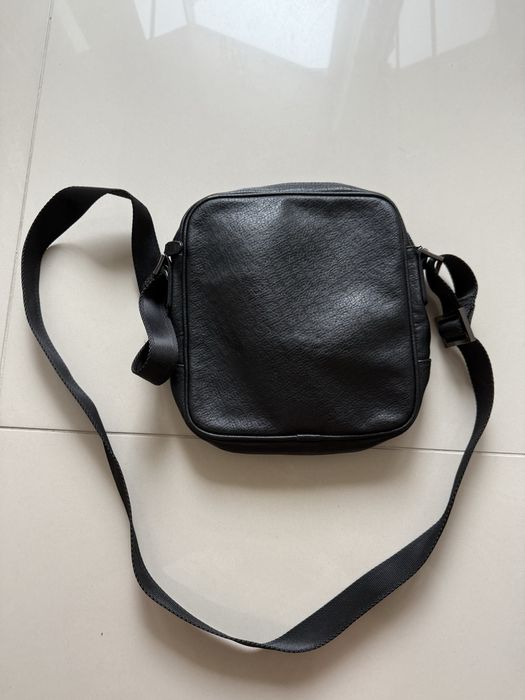 Torba na ramię GUESS listonoszka czarna skórzana zapinana na zamek