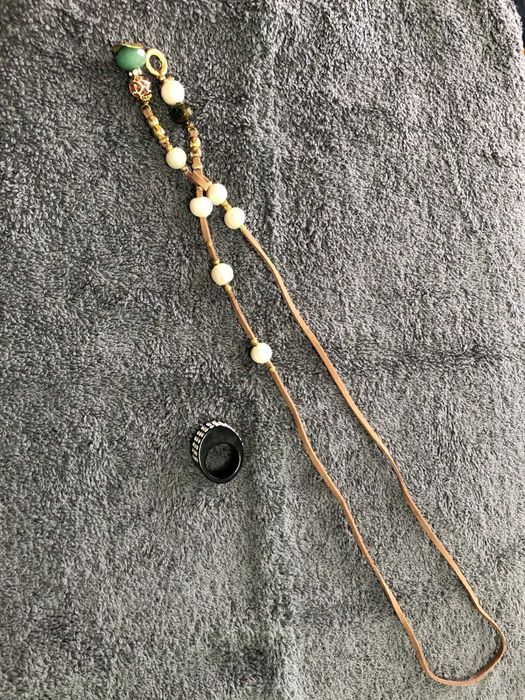 1 Fio de couro com pérolas e pedras + 1 Anel com pedras brilhantes