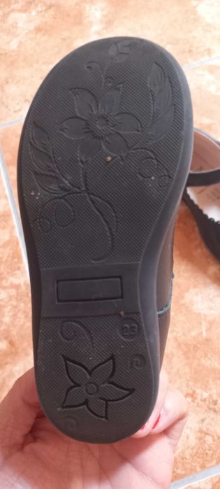 Sapato em pele de menina 23