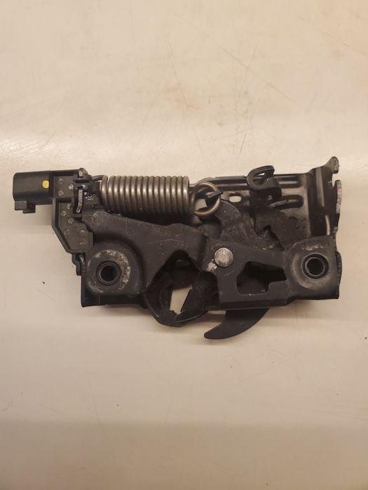 Деталі бампера Mach-E.Петлі.