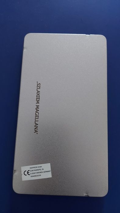 Nowe kredki ołówkowe w metalowym pudełku