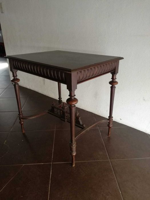 Mesa antiga em muito bom estado