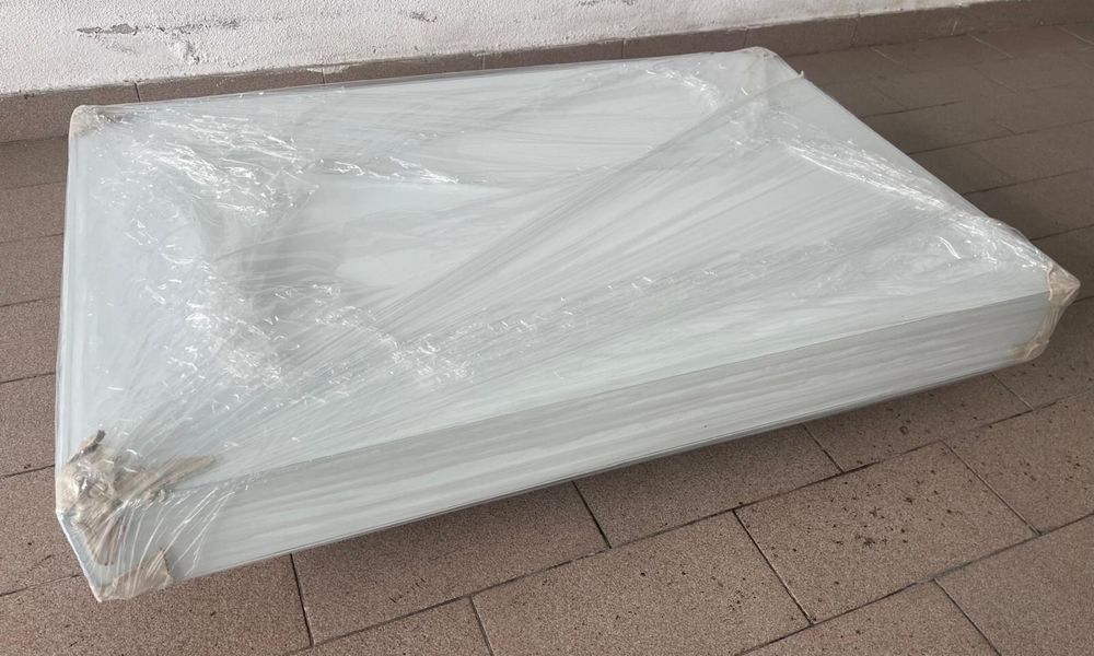 Mesa de centro/apoio em madeira com vidro serigrafado branco