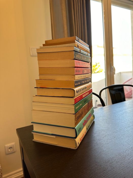 Livros em português e em inglês