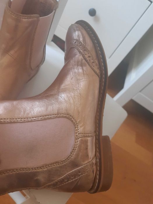 Botki dla dziewczynki w kolorze różowego złota.