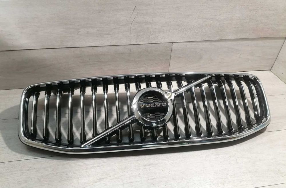 VOLVO XC60 II центральна решітка радіатора 2017-2025