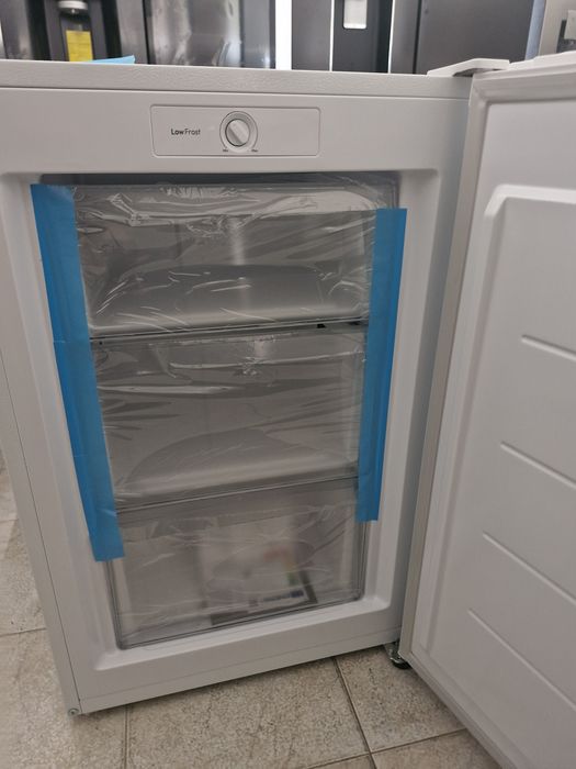 Arca congeladora vertical candy low frost
