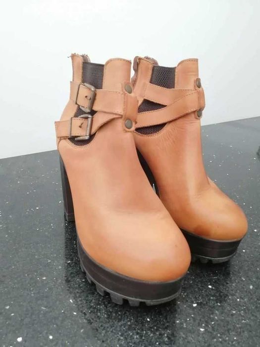 Botins de salto de cunha cor camel, marca Seaside, nº 38, confortáveis