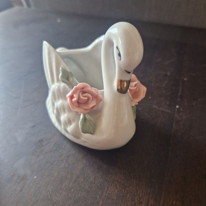 Porcelanowy łabędź koszyczek
