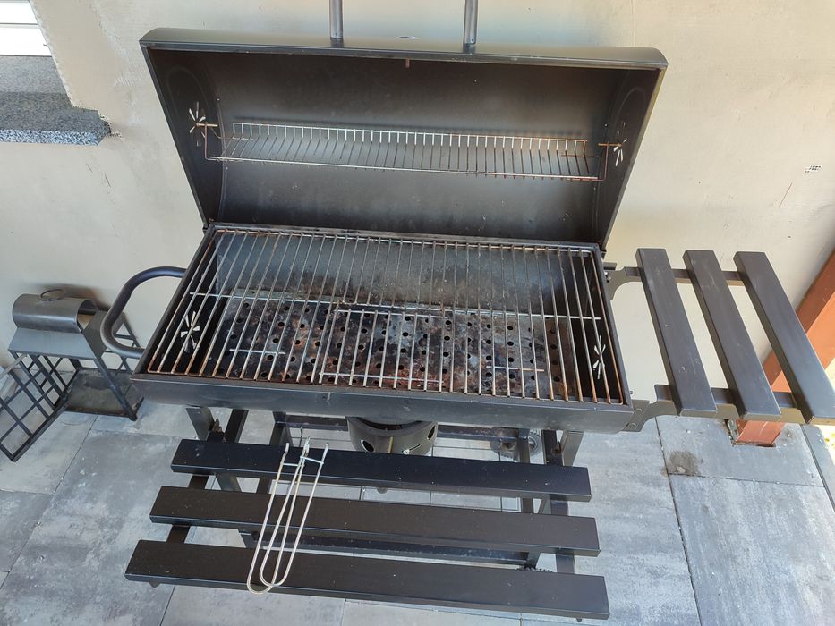 Duży grill węglowy