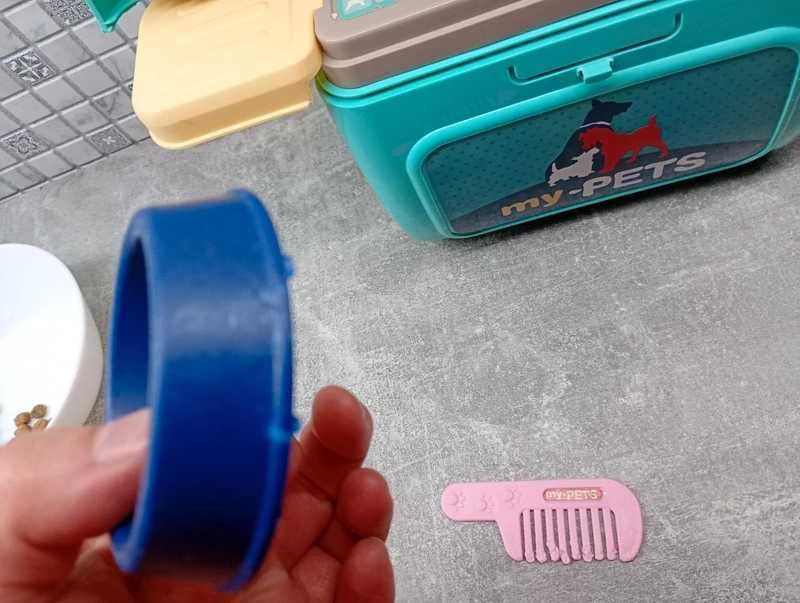 Kotek w plecaku zabawka