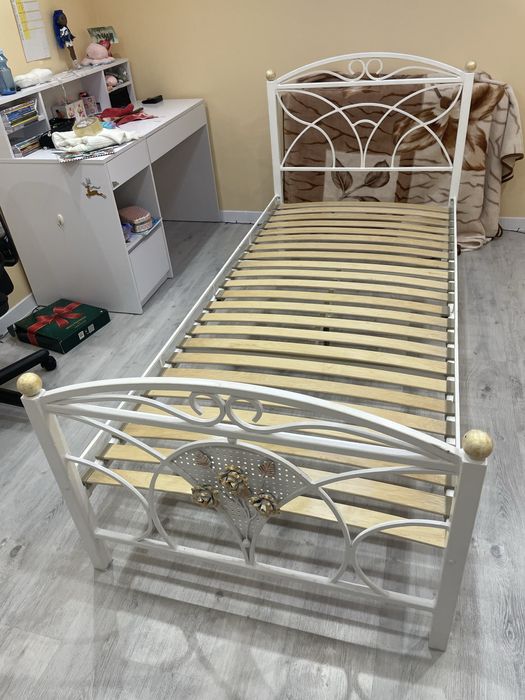 Коване ліжко (ручна робота) для дівчинки