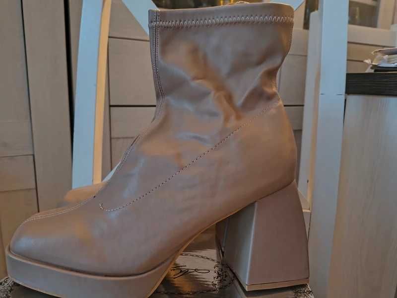 Buty botki na koturnie dekoracja cappuccino obcas