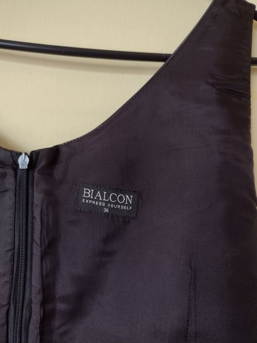 Elegancka ciemnoszara sukienka Bialcon z połyskiem