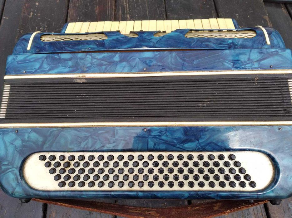 Продам аккордеон під реставрацію та відновлення .