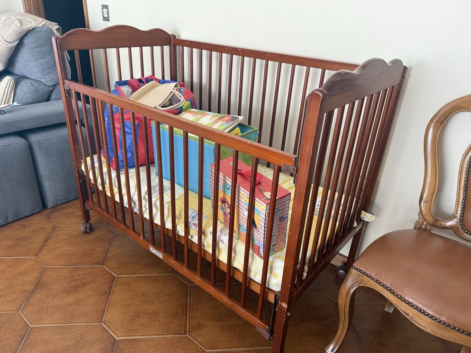 Cama de grades com colchão e lençois
