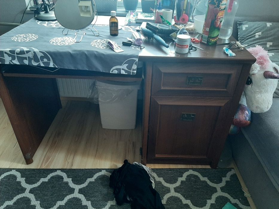 Biurko w kolorze brąz