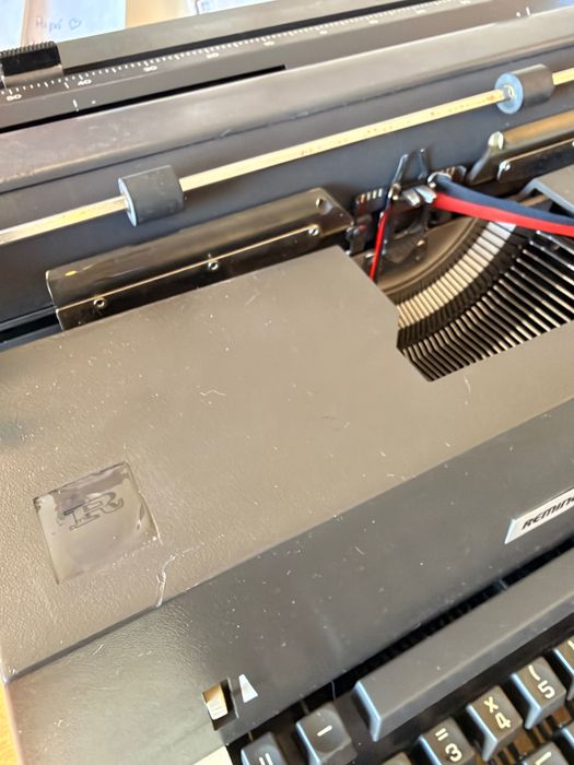 Máquina de escrever Remington 150, teclado português, restaurada e revista