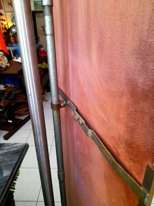 Espelho de alfaiate antigo estilo industrial com um pé magnífico