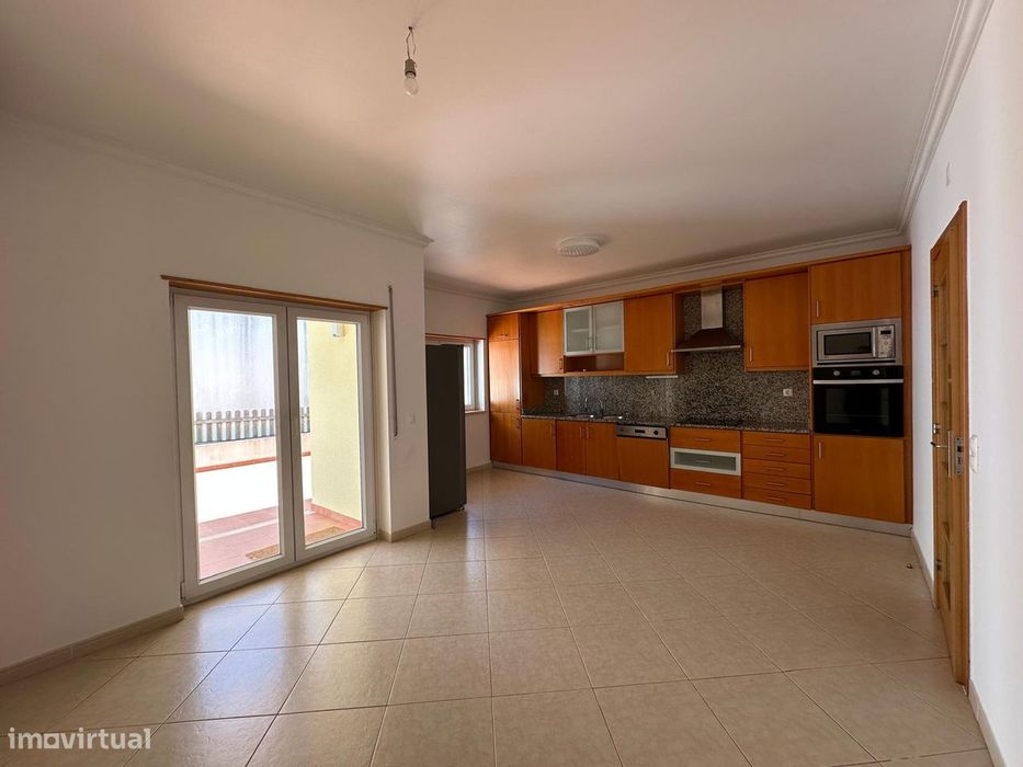 Moradia T3 com logradouro e garagem