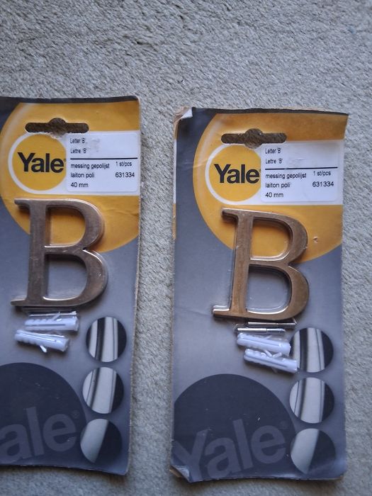 Letras e numeros em latão para entradas