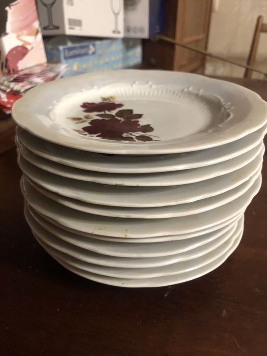 Тарелки мелкие 12 шт в наличии