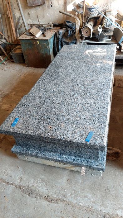 Nagrobek granitowy