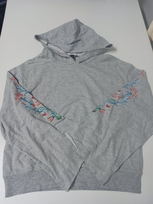 Sweatshirt cinzenta com capuz e mangas compridas