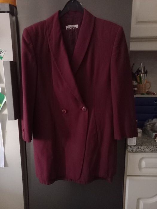 Conjunto de vestido e casaco grená