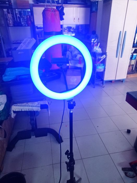 Aro de luz com varias cores com tripé