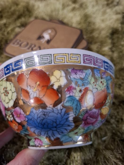 Linda taça em porcelana com um delicado padrão floral oriental.