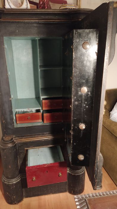 Cofre centenário blindado a funcionar perfeitamente de fácil acesso.