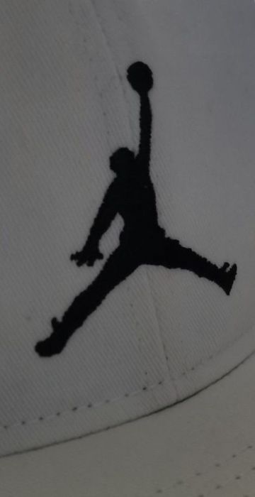 Biała czapka z płaskim daszkiem Jordan