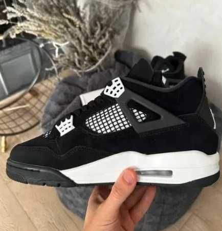 Jordan 4 w czarno-białej kolorystyce  39