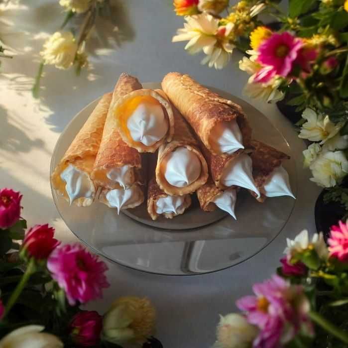 Ciasteczka uszka, serca z cukrem.
