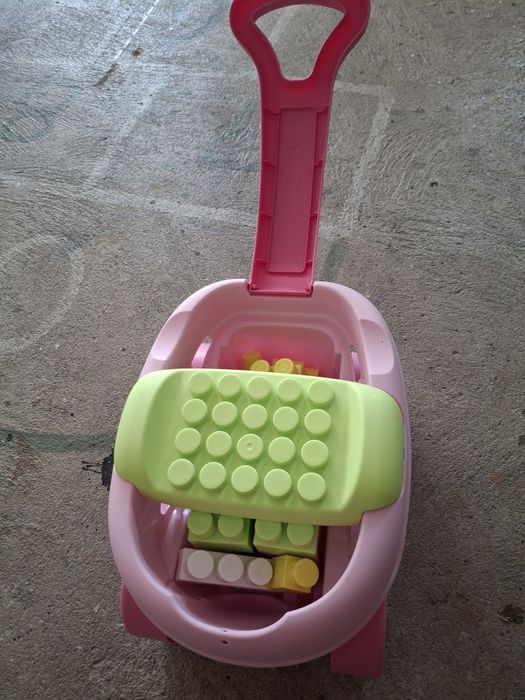 Carrinho com peças de montar