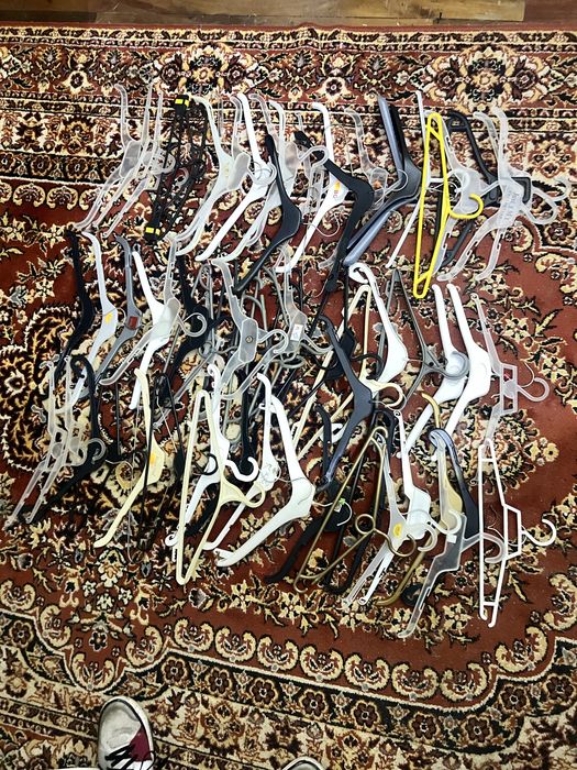 Вішалка для речей деревяна металева та пластикова