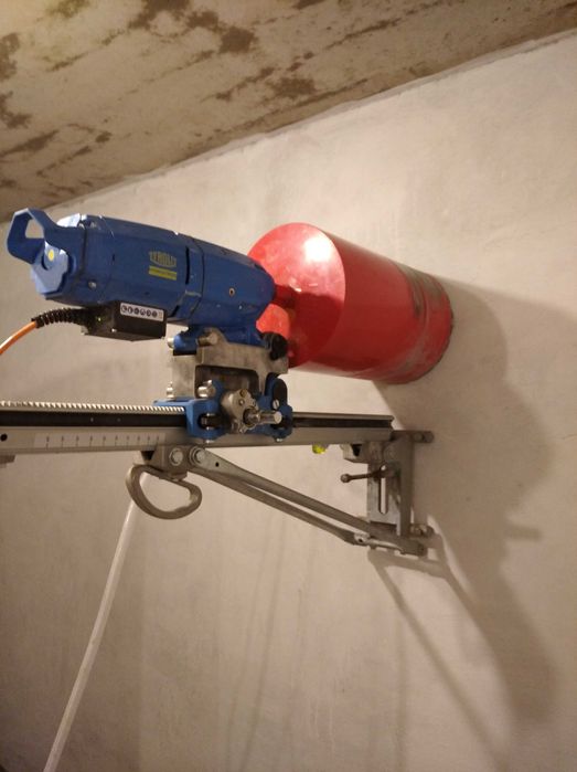 Алмазне свердління отворів коронками. Різка бетону.