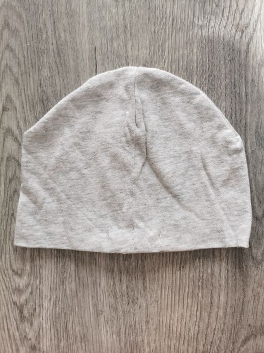 Cienka czapka w dinozaury z dinozaurami rozmiar 9-12msc Sinsay