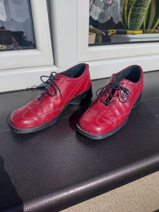 Czerwone buty ze skóry