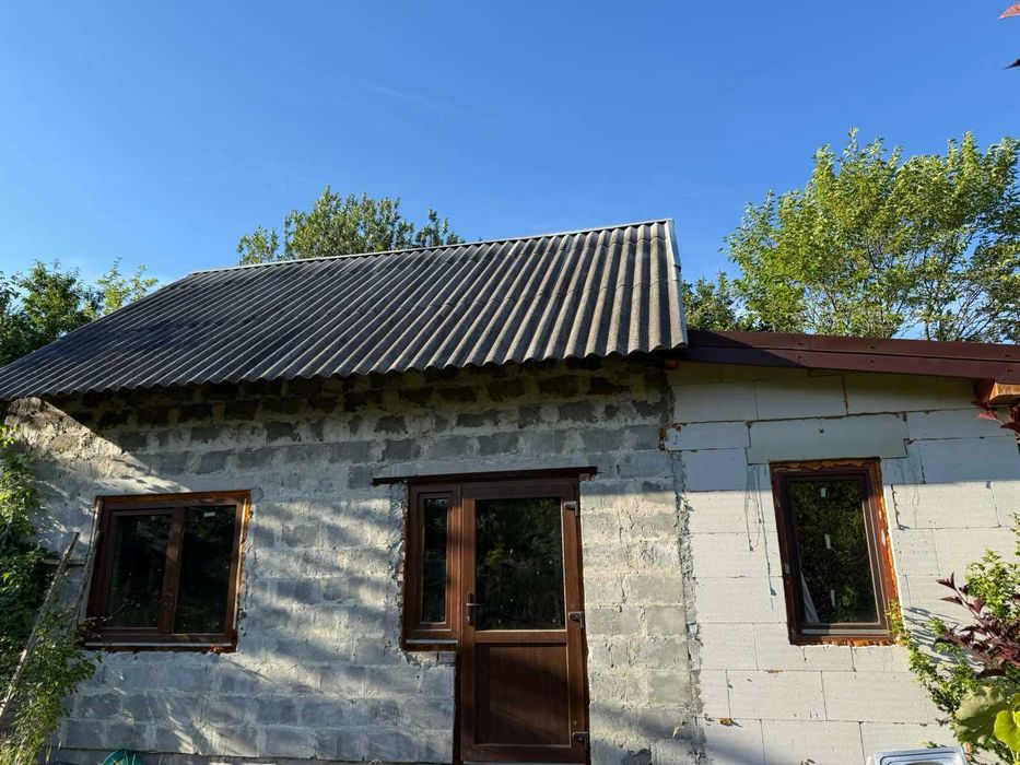 будинок дачний, з ділянкою 9 сот, в Липники. Комунікації є - світло та вода. Житловий стан.