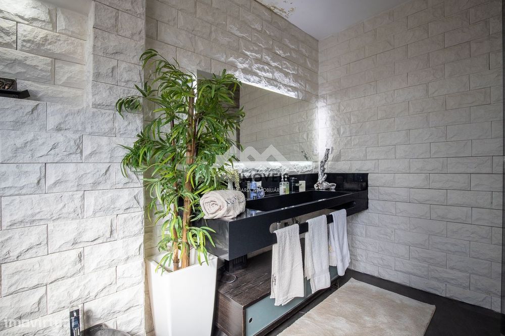 Moradia T5 | Ermesinde | Centro |Remodelada | 750m2 Terreno | Box 4 Ca