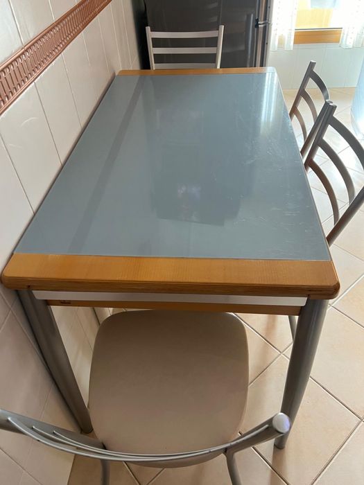 Mesa de cozinha extensivel com quatro cadeiras