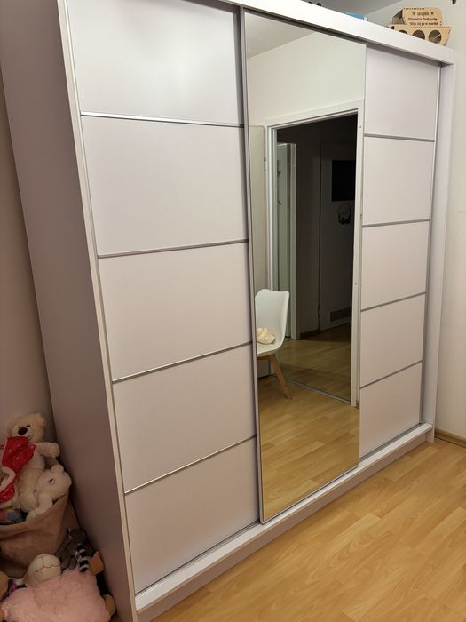 Szafa trzydrzwiowa przesuwna z lustrem