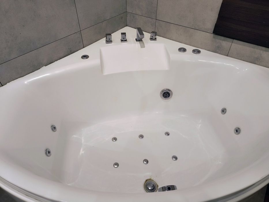 Wanna z hydromasażem/jacuzzi