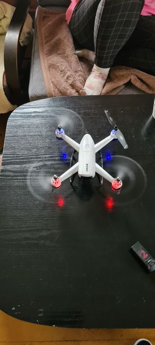 Dron. Uszkodzony jeden silnik