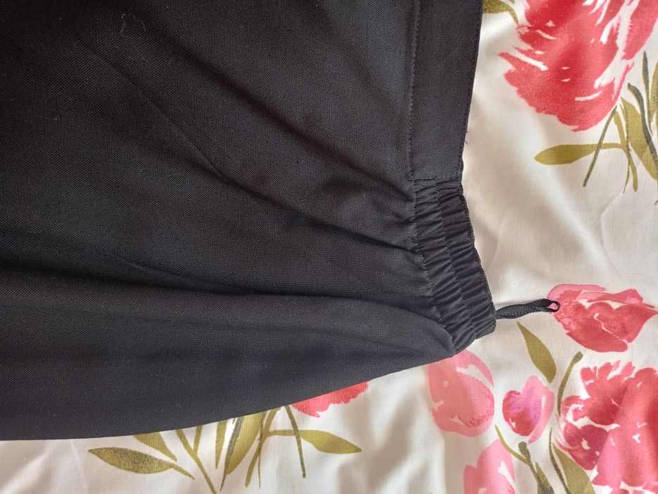 Piękna długa czarna  spódnica.